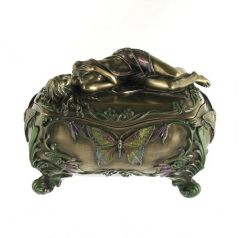 Szkatułka z leżącą kobietą