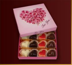 Kolorowe serduszka w bombonierce