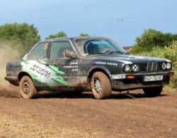 Jazda samochodem rajdowym