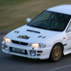 Jazda samochodem rajdowym